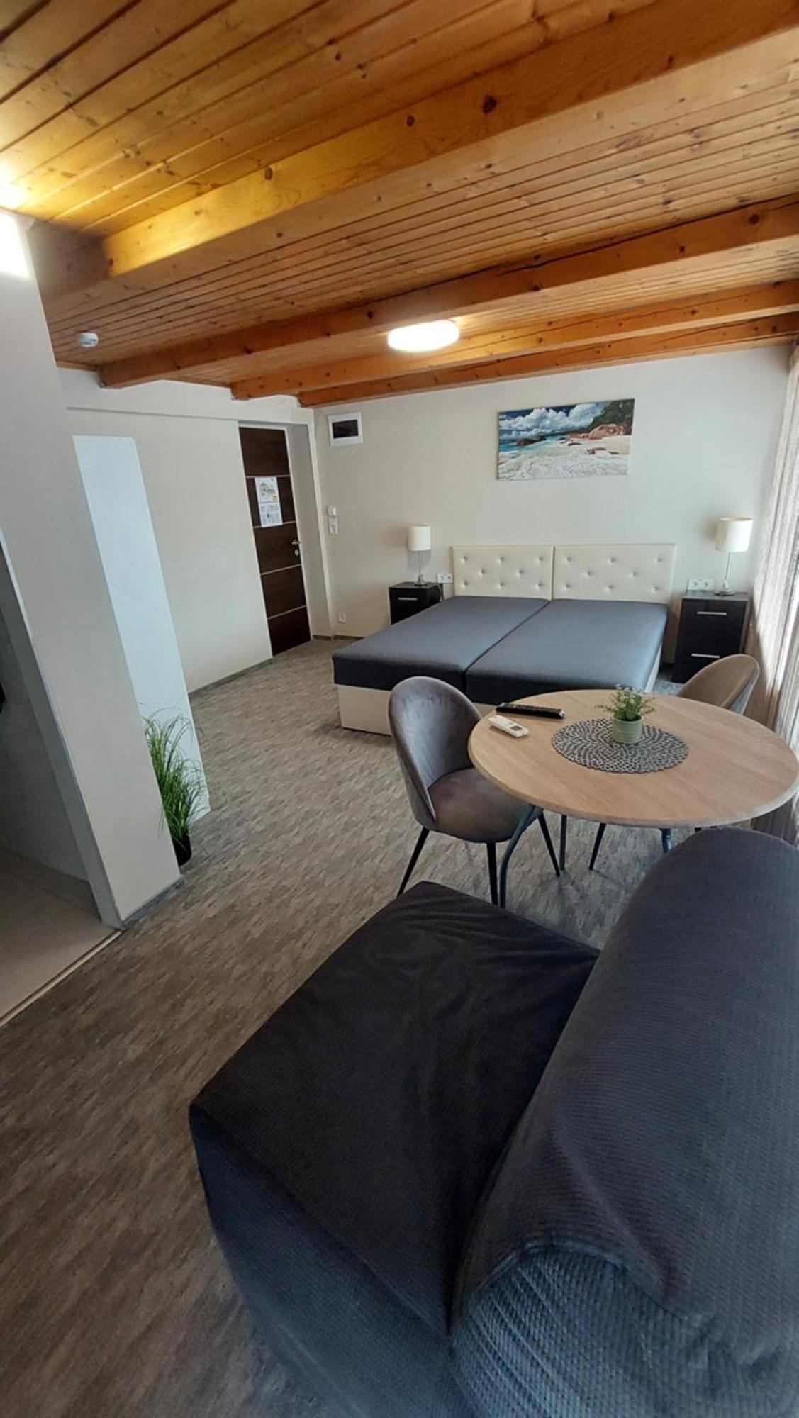 Kinizsi Udvar Apartmanhaz Balatonboglár Eksteriør billede